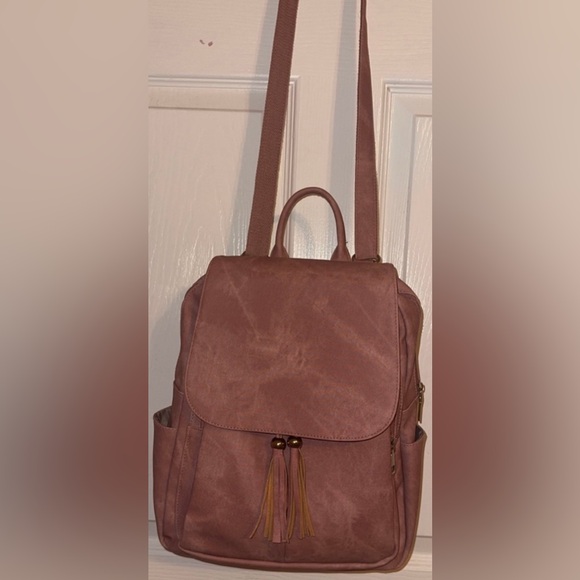 Modern+Chic Convertible Backpack 🎒 - Picture 4 of 6